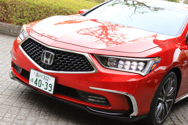 バンパーやグリルが一新されたフロントまわり。ロー＆ワイドな印象が一段と強調された。