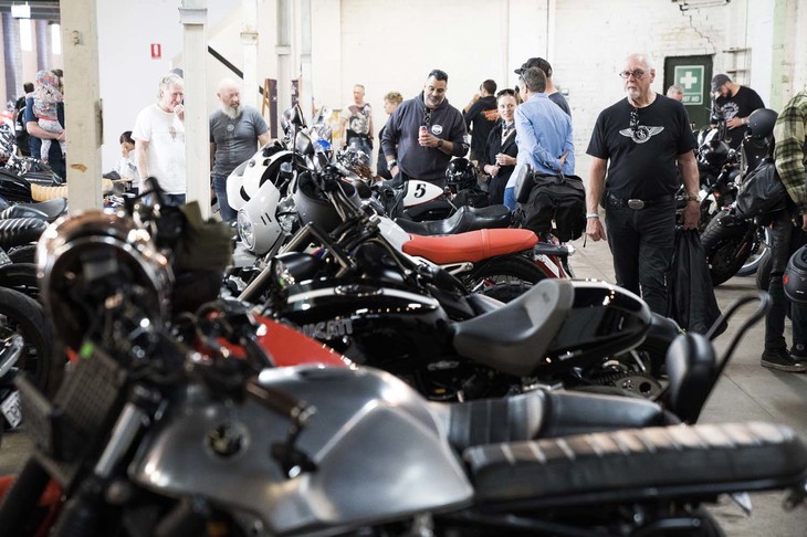 事前予約のパーキングチケット購入者用のパーキングエリア。カスタムバイクで来場するライダーも多く、このパーキングエリアも臨時の展示会場となる。