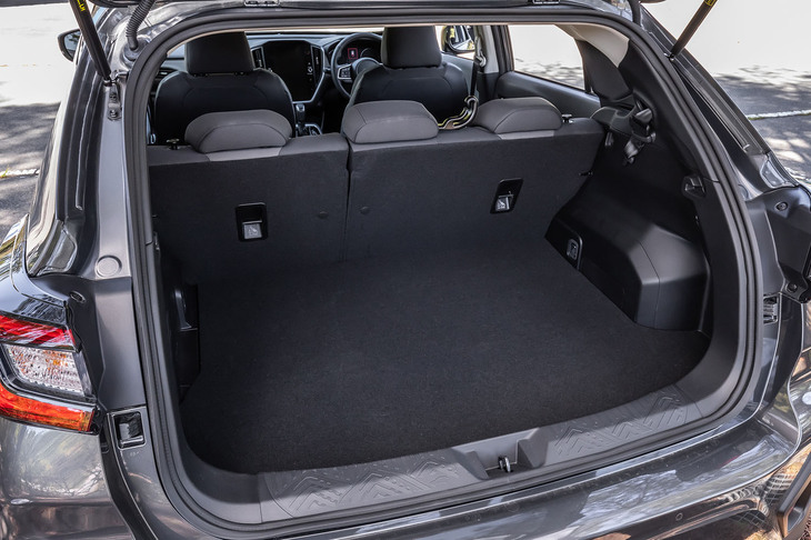後席使用時の荷室容量は315リッター。床下にはサブトランクも備わっている。後席のシートバックを前方に倒すと、ほぼフラットな荷室空間が出現する。