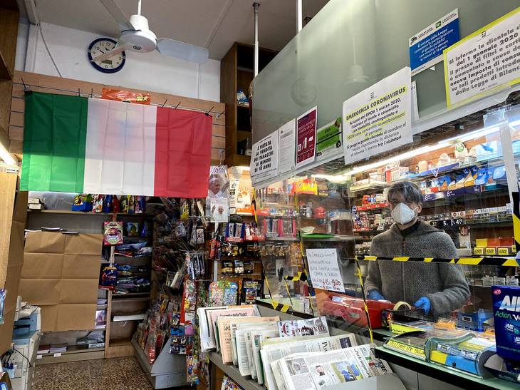 店主のマッシミリアーノ氏は、飛沫（ひまつ）感染防止の透明アクリル板で防備していた。2019年11月5日付『デイリーコラム』の店内写真と比べられたし。巨大なイタリア国旗も貼られていた。