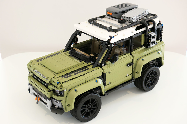 ラグビープレーヤーでランドローバーのブランドアンバサダーを務める田村 優選手の製作した、レゴブロックの「ディフェンダー90」。