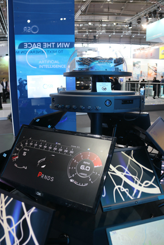 OSRエンタープライズのブースで。頂上の透明ドーム部分に入っているのが、同社が提案する車両用AIとセキュリティー双方をつかさどる「オートモーティブAIブレイン」。