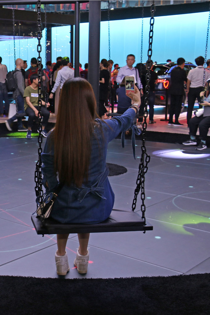 ブースの様子。広い円形スペースに数々のブランコが設置されていた。手前の女性は自撮り中。