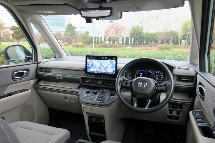 ホンダ・ステップワゴンe：HEVエアー ホンダアクセス用品装着車（インストゥルメントパネルまわり）