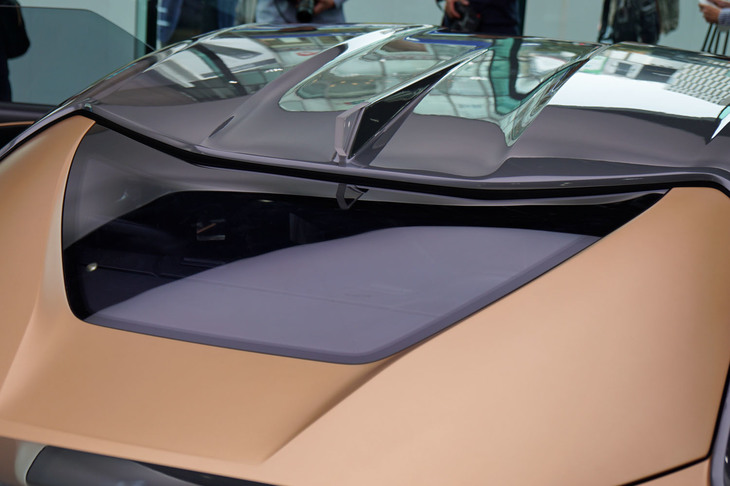 リアウィンドウは逆台形型。乗り込むことはかなわなかったが、後方視界には難がありそうだ。