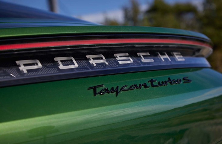 リアエンドには「PORSCHE」ロゴが添えられる。立体的なデザインにより革新性が表現されている。