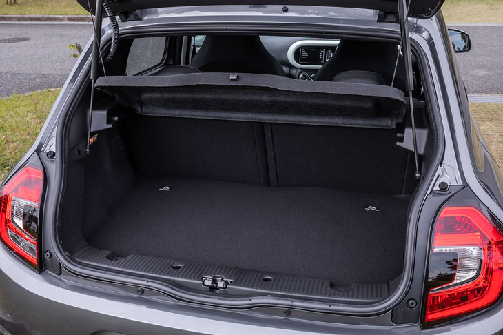 後席使用時（写真）の荷室容量は174リッター。後席の背もたれだけでなく助手席の背もたれも前方に倒れ、荷室を拡大できるようになっている。