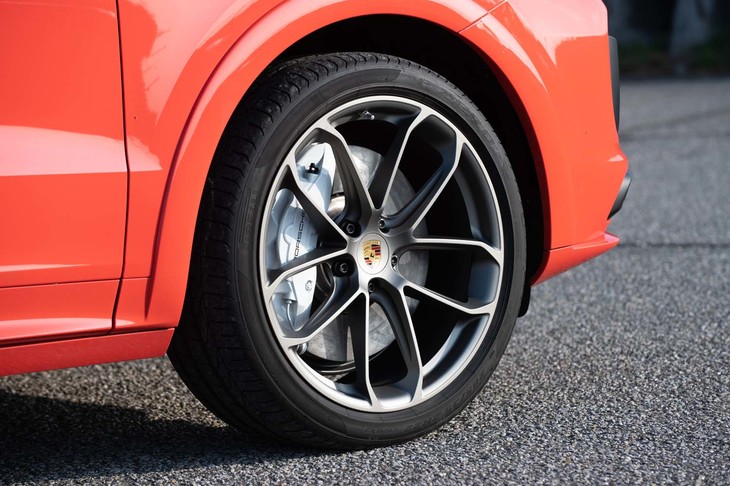 現行の「カイエン」シリーズは前後異サイズのタイヤを履く。試乗車は前が285/35ZR22、後ろが315/30ZR22サイズの「ピレリPゼロ」を履いていた。