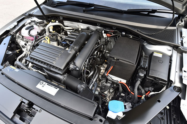 「TSIエレガンスライン」の1.4リッター直4直噴ターボエンジン。低回転域から豊かなトルク特性と、20.4km/リッター（JC08モード）の低燃費を両立する。