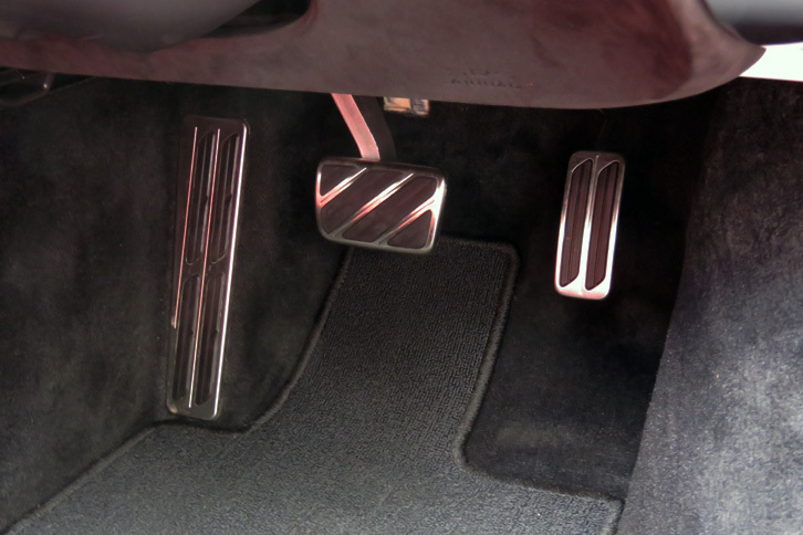 アルミ製のスポーツペダルとフットレストも「カーボンファイバー インテリアスポーツパッケージ」に含まれる。