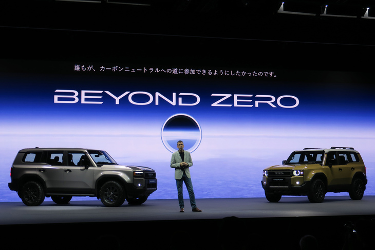 トヨタによれば、「ランドクルーザー“250”」の販売は2024年前半にスタートする。写真はその発表会でのワンシーン。