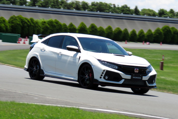 新型「シビック タイプR」の見どころは、新開発のプラットフォームがかなえた大幅なボディー剛性の強化と軽量化。運動性能を高めるため、マルチリンク式のフロントサスペンションが用いられている。