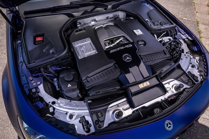 パワーユニットは最高出力612PS／最大トルク850N・mを生み出す4リッターV8ツインターボのM177型エンジン。4気筒休止機構も搭載されているが、350km余りに及んだ今回の試乗では満タン法で5.5km/リッターという燃費だった。