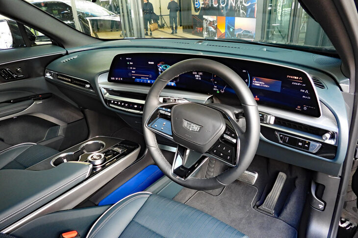 33インチのLEDディスプレイが目を引くインテリア。