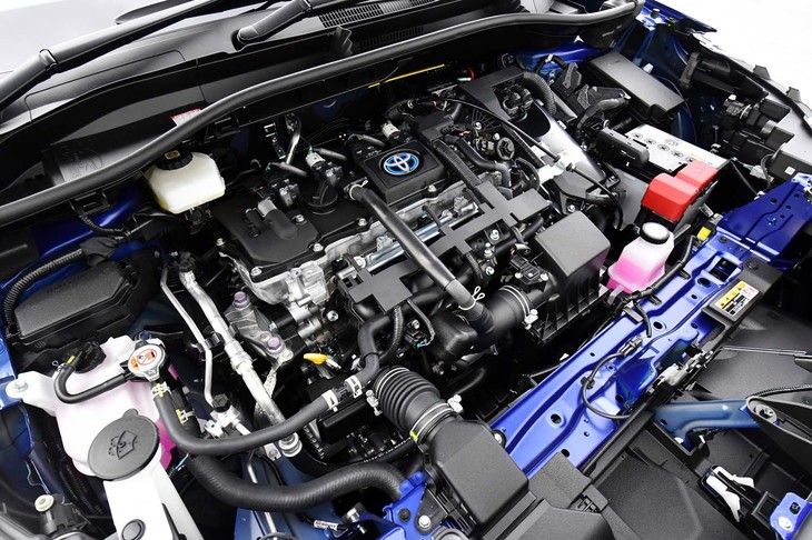 1.8リッターエンジンをベースとするハイブリッドユニットは、システム最高出力122PSを発生。WLTCモードの燃費値はFF車の場合で26.2km/リッター、4WD車で24.2km/リッターと公表される。