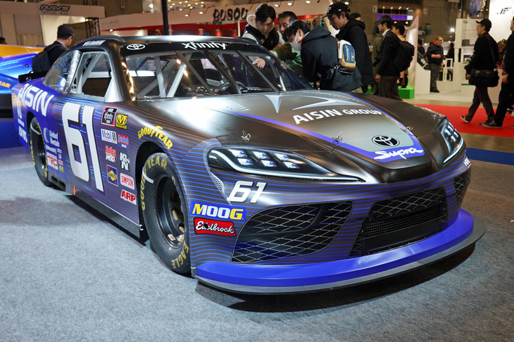 日本グッドイヤーブースに展示された、NASCARに参戦する「トヨタ・スープラ」。