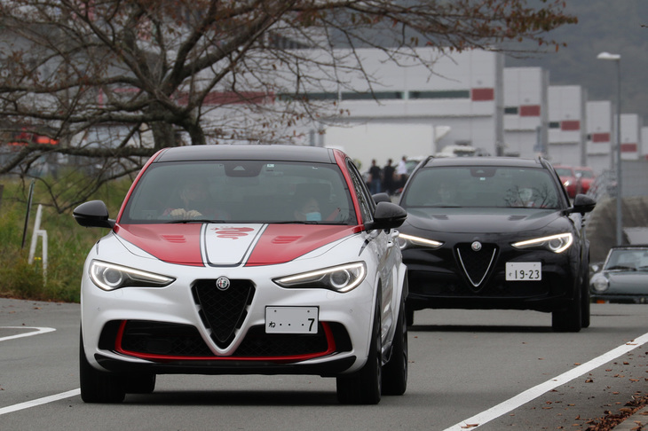 2台の「ステルヴィオ」。前を行くのは国内限定4台の「クアドリフォリオF1トリビュート」。