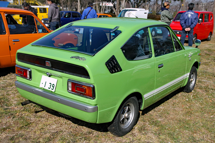 1972年「三菱ミニカ スキッパーGT」。前出の「ミニカ'70」をクーペ化した、「ギャランGTO」のミニチュア的なモデル。「スクープドウィンドウ」と呼ばれたテールの樹脂製スモークウィンドウは、後退時の視界確保に非常に役立つとのこと。