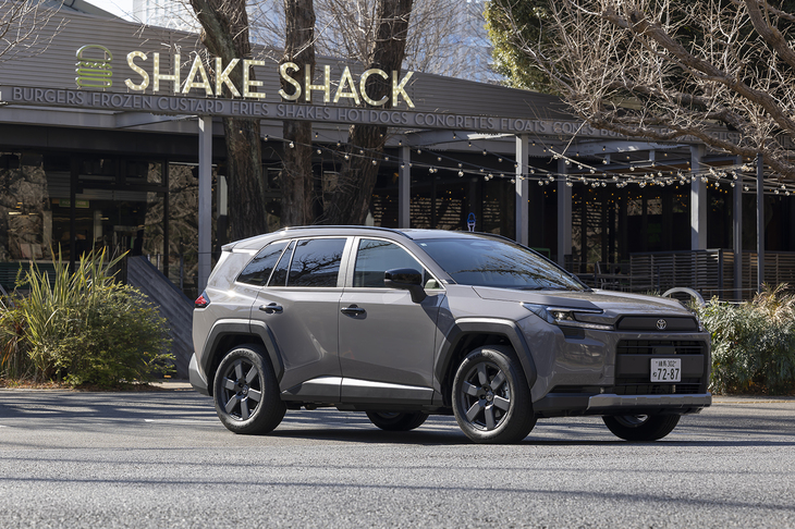 6代目「トヨタRAV4」は2025年12月17日に販売がスタート。今回はこの「アーバンロック」のボディーカラーの「アドベンチャー」と「マッシブグレー」の「Z」に試乗した。いずれも2.5リッターのハイブリッドパワートレインを積む。