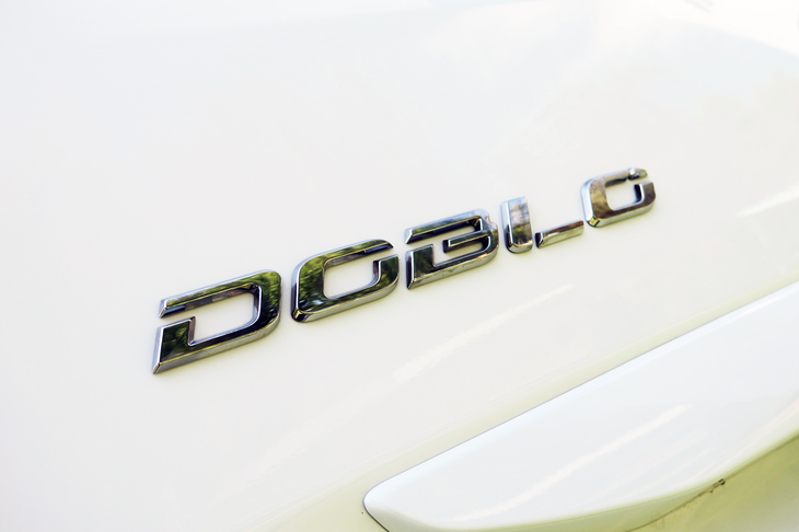 フィアット・ドブロ（「DOBLO」ロゴ）