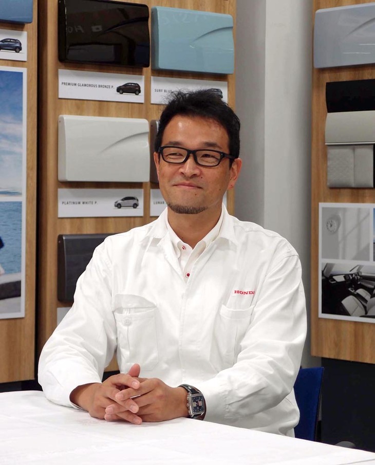 先代「フィット」の開発にも携わり、新型では開発の総責任者となった田中さん。自他ともに認めるクルマ好きで、現在のマイカーは「ホンダN-VAN」。バイクを載せて出掛けるなど大いに活用しているという。