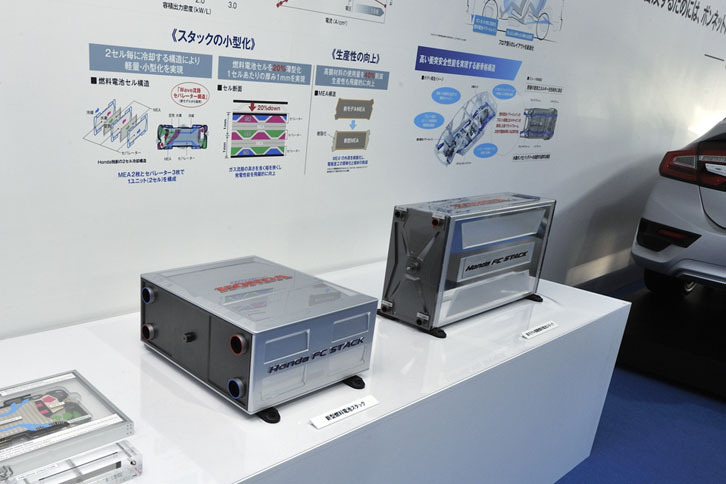 右が「FCXクラリティ」用の従来型FCスタックで、左が「クラリティ」用の新型。縦置きから横置きに改められ、サイズも33％小型化された。