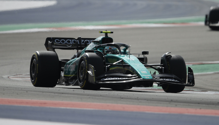 シンガポールGPで6位＆8位、前戦日本GPでも6位と入賞が続いているアストンマーティン。イタリアGPまではランキング9位に沈んでいたが、過去2戦でランキング6位のアルファ・ロメオに7点差と迫る7位にまで上昇していた。アメリカGPでは、ランス・ストロール6番グリッド、セバスチャン・ベッテル（写真）10番グリッドと入賞圏内からスタート。ストロールはアロンソとの接触でクラッシュしリタイアとなる一方、ベッテルはセーフティーカーが好機となって上位に顔を出し、一時はレースリーダーとして走行。彼の通算リードラップ数は3500周を超えることとなった。タイヤ交換に手間取り順位を落としたが、ファイナルラップでハースのケビン・マグヌッセンと激しくやりあい見事8位。さらに前のアロンソがペナルティーで15位に降格したことで7位に繰り上がった。これでアルファ・ロメオとの差を1点にまで縮めたアストンマーティン。この勢いに、ベッテルの引退の決断は早すぎたのではないか、と思うファンも多いかもしれない。（Photo=Aston Martin）