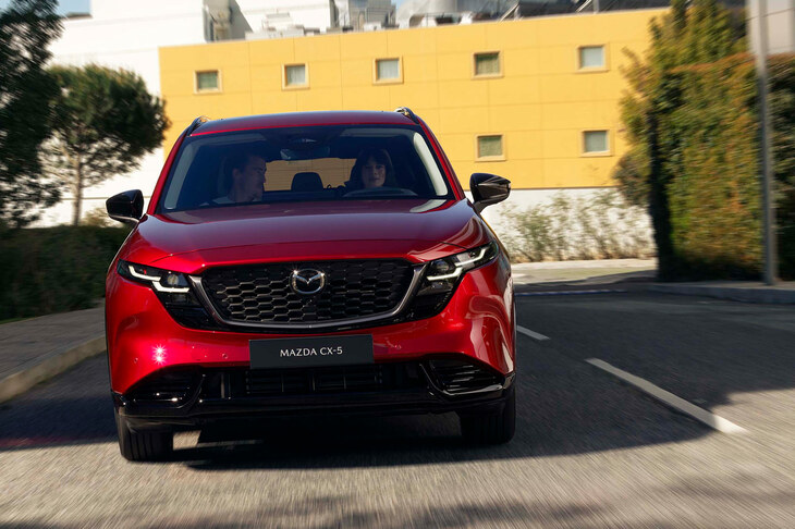 新しいフロントマスクと張り出したバンパーにより、迫力が増した「CX-5」のフロントビュー。SUVでもドヤ顔系の意匠が好まれる昨今、デザイン的にピュアかどうかは別にして、「こういうのを待っていたんだよ！」という人は多いのかもしれない。