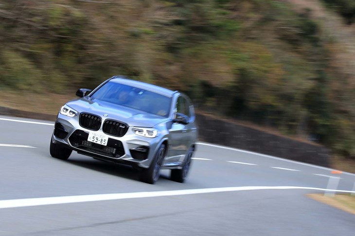 駆動方式は「M xDrive」と呼ばれる4WD。後輪駆動モードは用意されないものの、ノーマル状態でも後輪寄りにトルクを配分するセッティングとなっている。