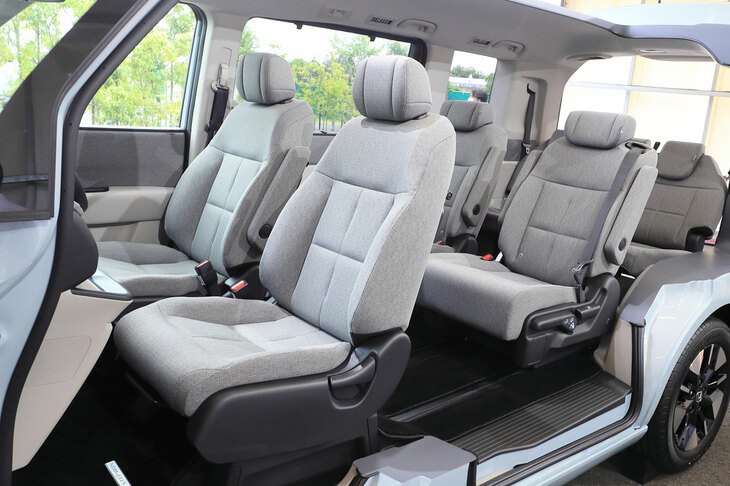 暗い閉塞（へいそく）感を高級感と勘違いしたミニバンが多いなかで、「ステップワゴン エアー」のインテリアは本当に健康的！ しかし、そう思っているのはわれら3人だけのようだ……。（写真：荒川正幸）