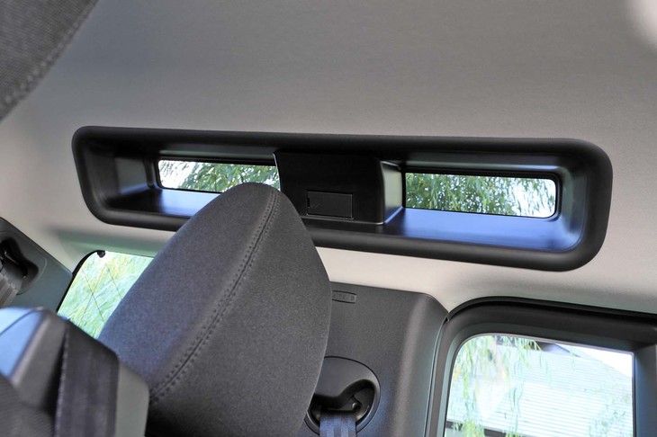2列目シートの後方には、天井に明かり取りのアルパインウィンドウが備わっている。