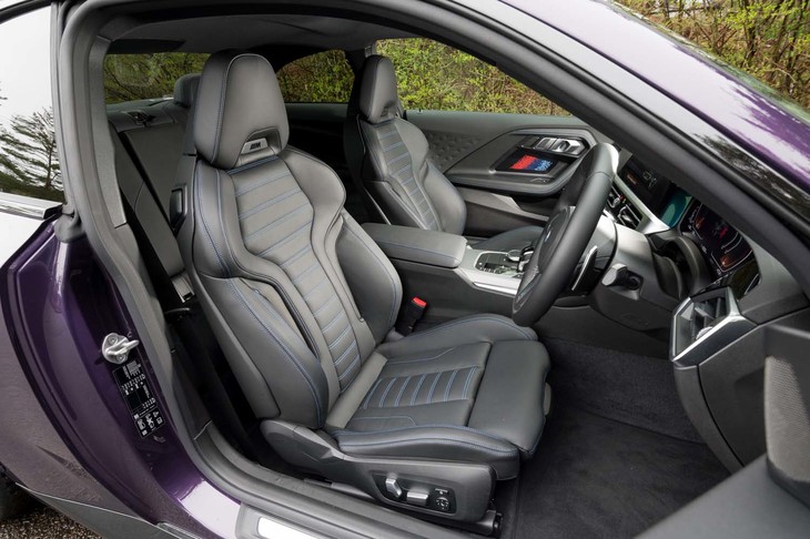 Mスポーツシートはオプションで、表皮はヴァーネスカレザー。カラーリングは試乗車のブラックのほかにコニャックも選べる。