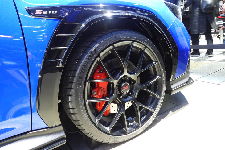 BBS製の「STIフレキシブルパフォーマンスホイール」に255/35R19サイズの「ミシュラン・パイロットスポーツ4 S」タイヤを装着。フロントブレーキはブレンボ製対向6ポットキャリパーと18インチのドリルドディスクローターの組み合わせとなる。