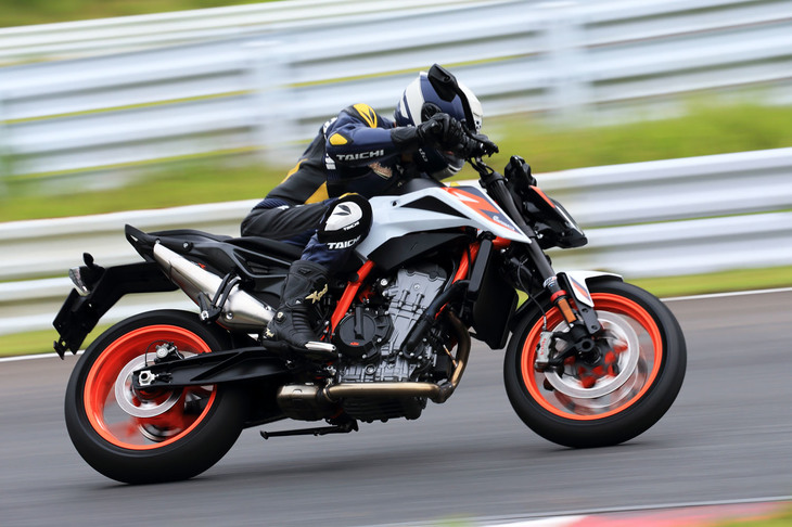 車体は、クロムモリブデン鋼管を用いたメインフレームと鍛造アルミ製サブフレームの組み合わせで、エンジンも剛体として使用。的確な荷重設計が優れたハンドリングに寄与している。