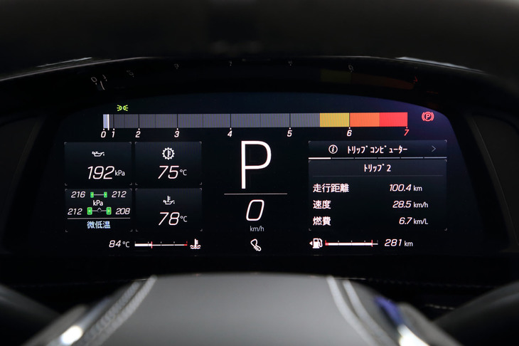 メーターはフルデジタルで、走行モードに応じて表示が変化（写真は「トラック」モード時）。またヘッドアップディスプレイも標準装備される。