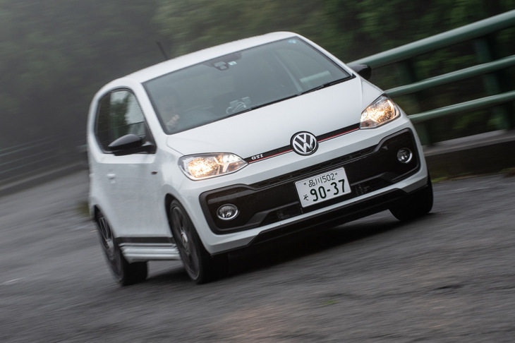 Aセグメントのコンパクトなボディーにパワフルな3気筒ターボエンジンを搭載した「up! GTI」。カタログ値でジャスト1tという、軽い車重も魅力だ。
