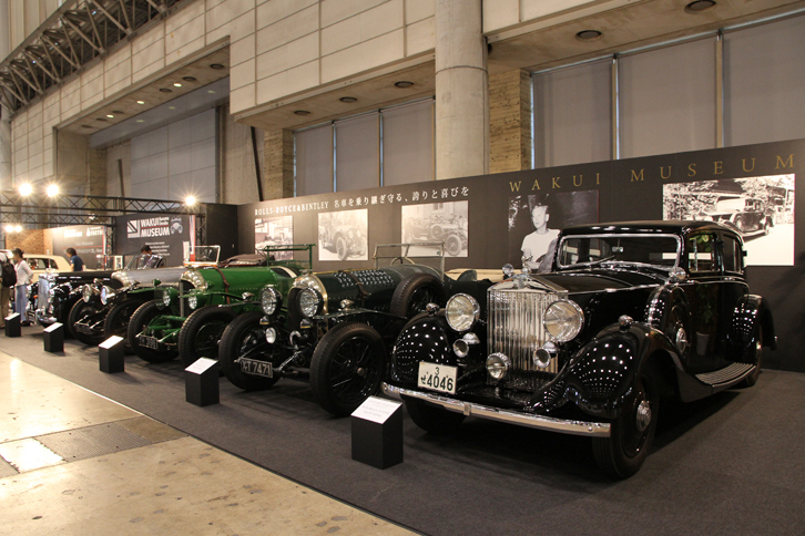 右端の吉田 茂元首相が愛用した1937年「ロールス・ロイス25/30Hpフーパー製スポーツサルーン」をはじめ、希少なロールス・ロイス／ベントレーを展示したワクイミュージアムのミュージアム部門。