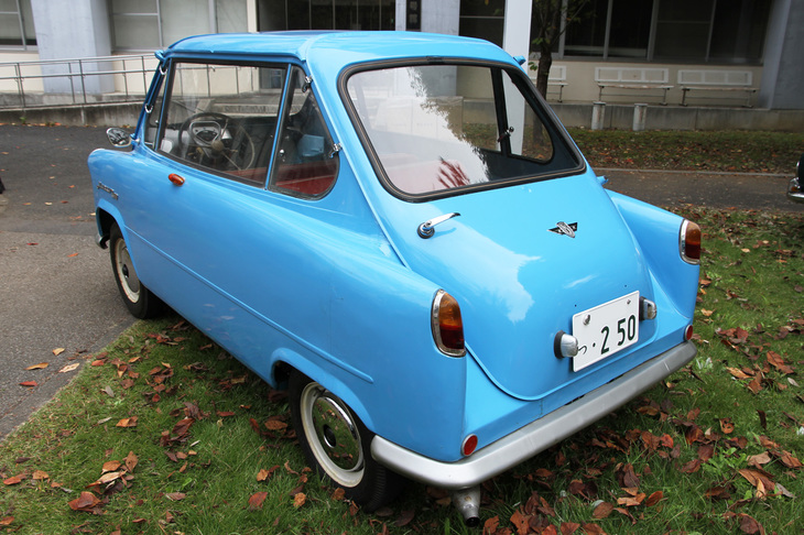 後ろに回ると、ここにも横開きのドアが。カーゴスペース用のテールゲートか？