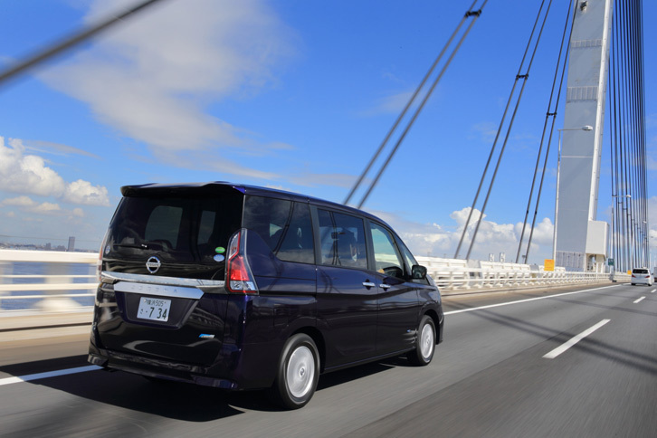 日産いわく、日本メーカーの製品としては、走行中にステアリング、アクセル、ブレーキのすべてを自動操作するシステムは「プロパイロット」が初とのこと。自然な制御を実現するため、日本各地の高速道路や幹線道路を走りこんだという。