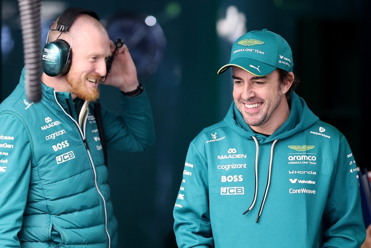 アストンマーティン・アラムコ・フォーミュラワン・チームの支柱である大ベテラン、アロンソ（写真右）。ホンダ関係者から聞こえてくる声からすれば、パワーユニットに対しそれなりに手厳しい指摘を受けているようだが、2015年〜2017年のマクラーレン・ホンダ時代のような対外向けの辛辣（しんらつ）な発言は鳴りをひそめ、チームと協力して改善に取り組んでいる。（Photo=HRC/Getty）