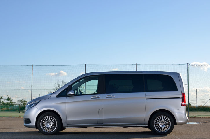 日本国内では2015年10月に発売された3代目「メルセデス・ベンツVクラス」。今回テストした標準ボディー車のほかに、全長を245mm延長した「ロング」と、ホイールベースを230ｍｍ、全長を475mm延長した「エクストラロング」の計3タイプがラインナップされている。