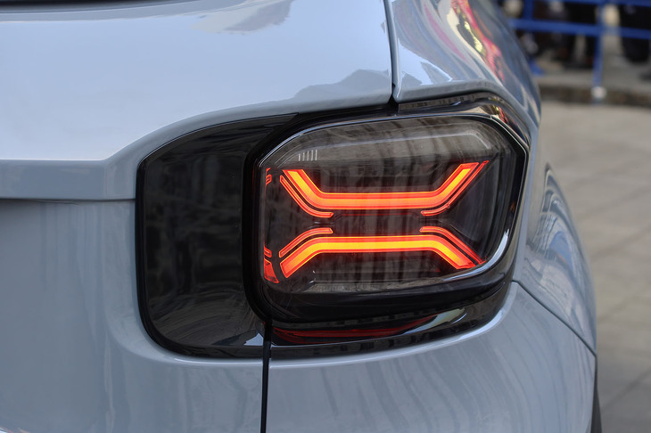 ジープ・アベンジャー4xeハイブリッド（リアコンビランプ）