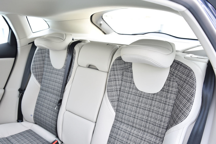 後席のヘッドレストは可倒式。乗員がいない場合は、写真のように前屈させることでドライバーの後方視界が確保できる。