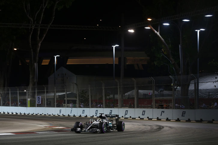 金曜日の2回目のフリー走行でハイドロリック系のトラブルに見舞われたハミルトン（写真）はセットアップを決め切れず、ブレーキング時に不安定さを露呈。予選ではロズベルグに0.7秒もの大差をつけられ3位。レースではブレーキを気にしながらの走行で一時は4位に落ちるも、「プランB」と呼ばれる作戦変更で何とか3位奪還に成功した。レース前にあった2点のリードは、ロズベルグ3連勝で8点のビハインドに転じた。（Photo=Mercedes）