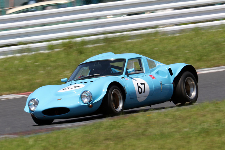 予選2位で決勝でも「シェブロンB16」に食い下がっていたが、途中でスピンを喫して3位となった1967年「ジネッタG12」。ドライバーはデザイナーのケン奥山氏。