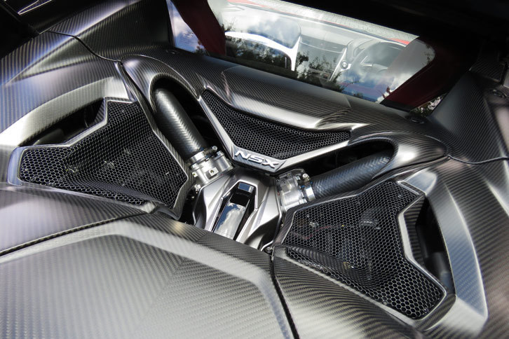 オプションのカーボンファイバーエンジンカバー。