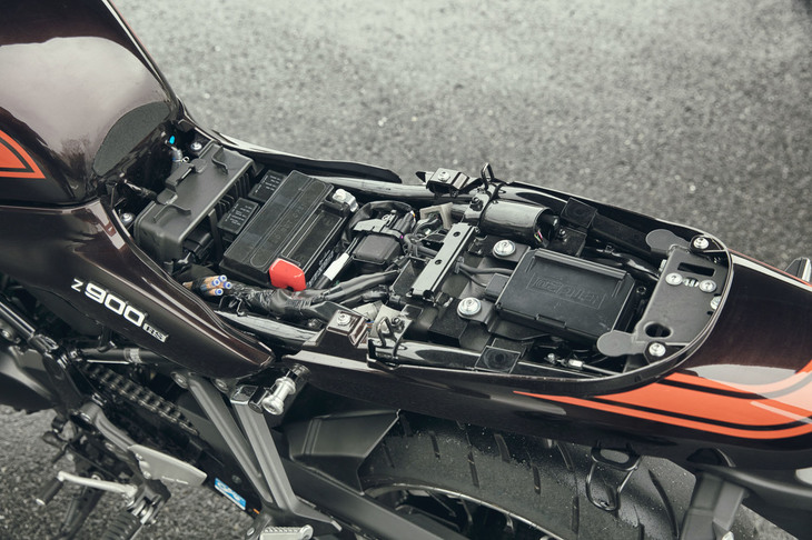 シートを取り外すと、バッテリー（写真中央）やETC車載器（同右）にアクセスできるようになる。