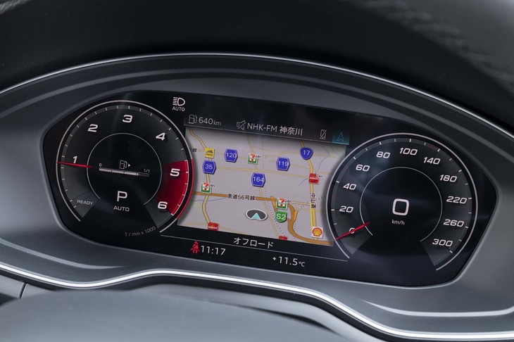 メーターパネルは12.3インチの液晶パネルを使った「アウディバーチャルコックピットプラス」。ステアリングスポークの「VIEW」ボタンを押すとマップが大きく表示される。