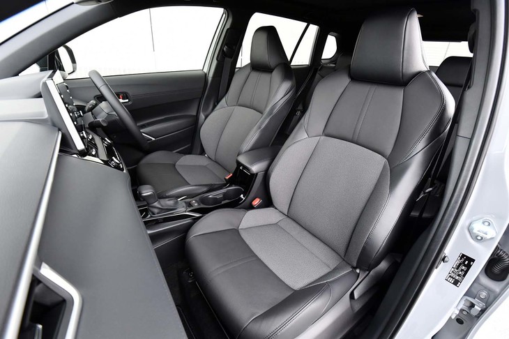 最廉価グレードを除き、「カローラ クロス」の前席はスリムな背面部と高いホールド性を特徴とするスポーティーシートとなっている。
	 