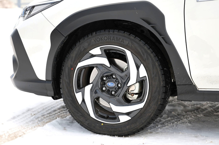 ストロングハイブリッド車専用となるダークメタリック塗装＋切削光輝仕上げの18インチホイール。今回の試乗車は、225/55R18サイズの「ヨコハマ・アイスガードiG70」スタッドレスタイヤを装着していた。